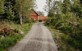 En Lantlig Idyll Med Skogen Precis Utanfoer Doerren!